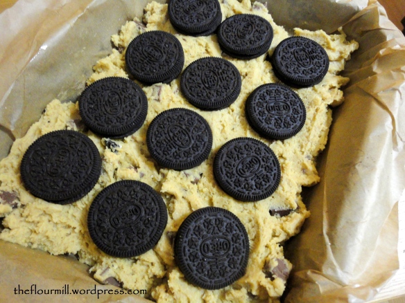 Top the cookie layer with oreos